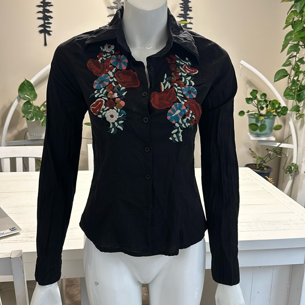 Urban behaviour size medium, multicoloured floral embroidered black button up 🕰️